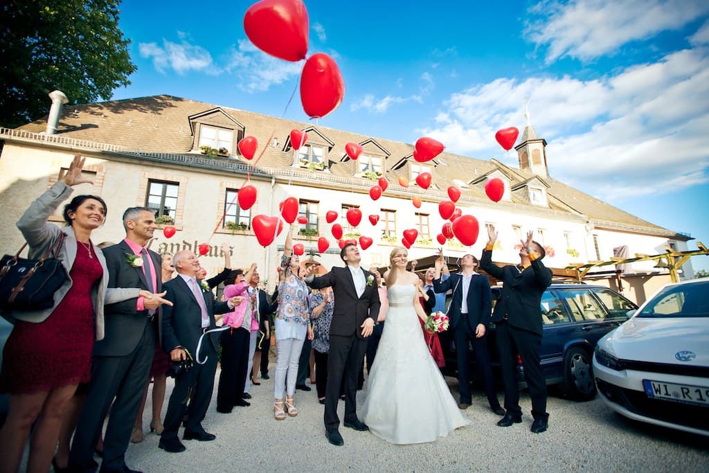 Luftballon-Aktion des Brautpaars vor dem Landhaus