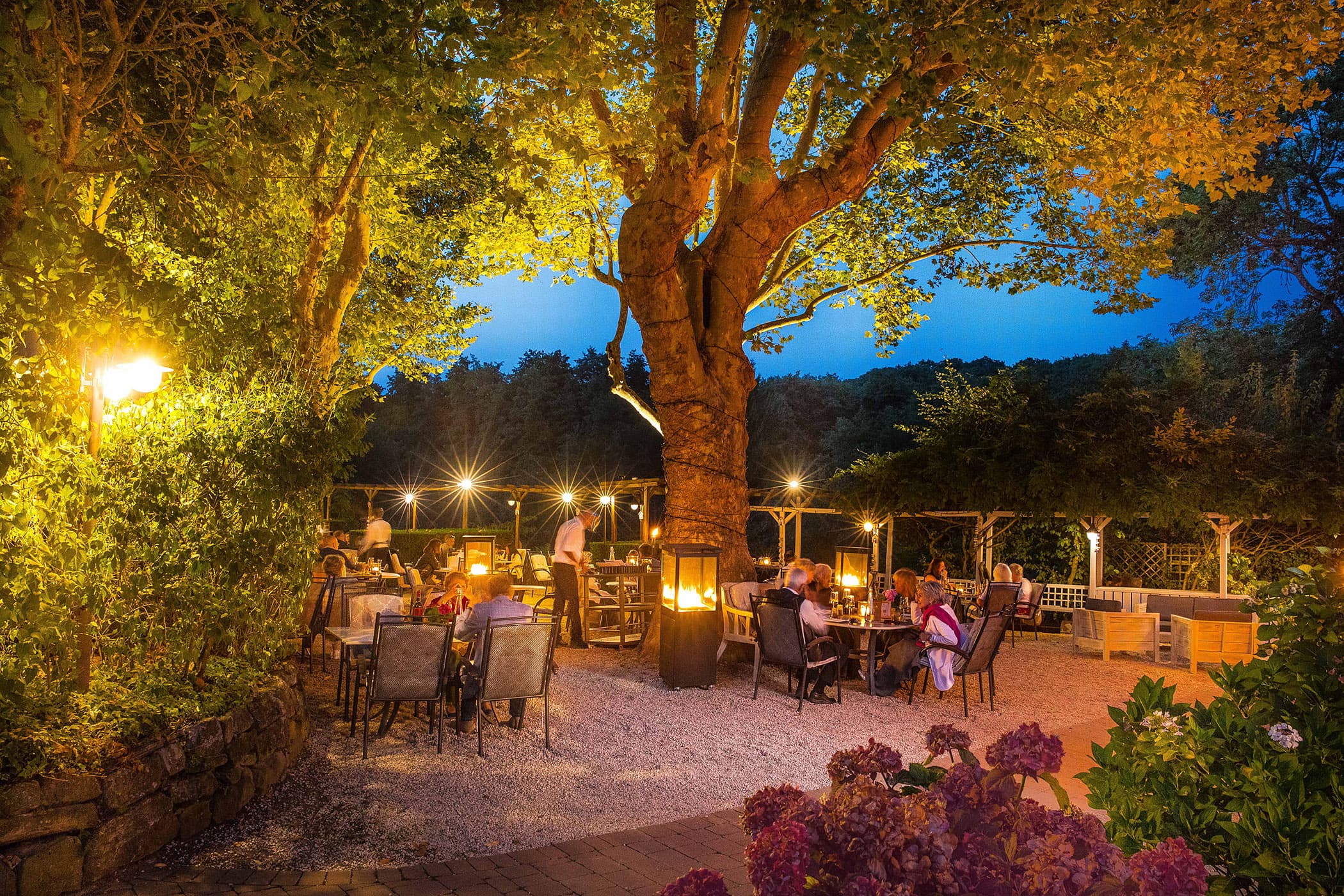 Gartenterrasse in der Dämmerung