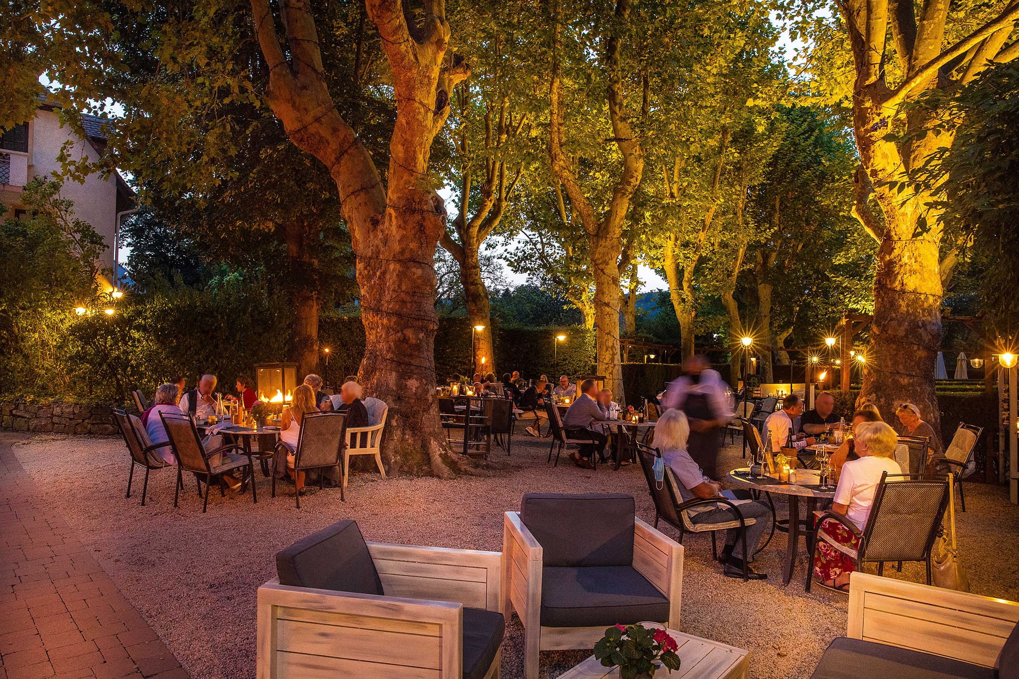 Lichterkette über der Gartenterrasse