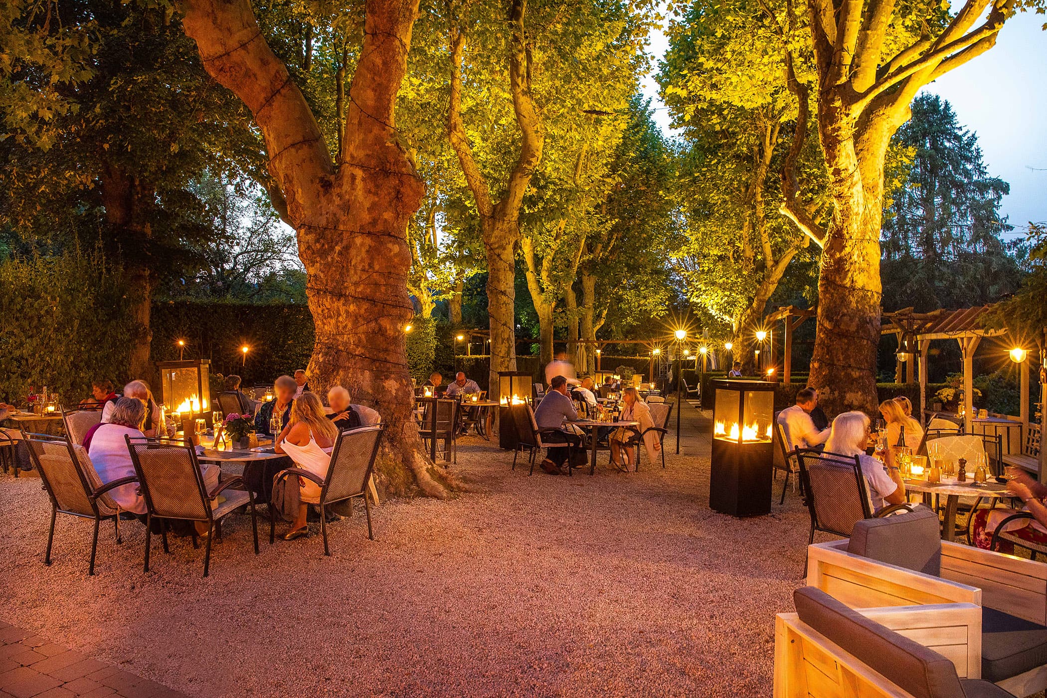 Garten und Terrasse des Landhaus Diedert im Abendlicht