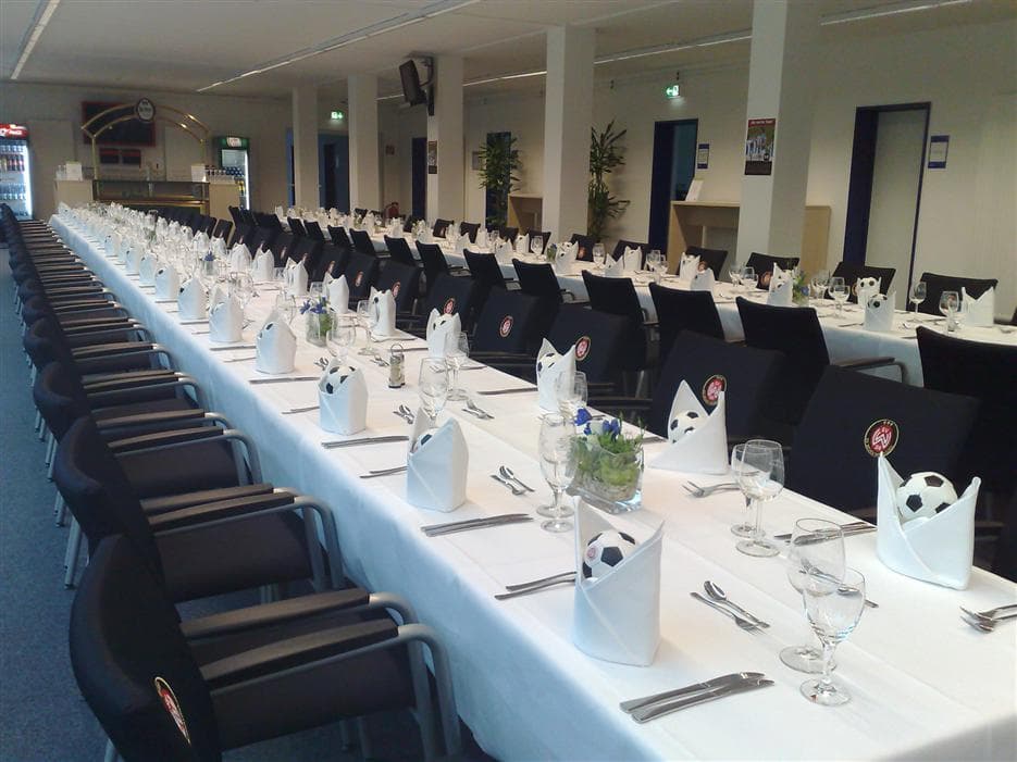 Festlich eingedeckte lange Tafel bei einem Catering-Einsatz
